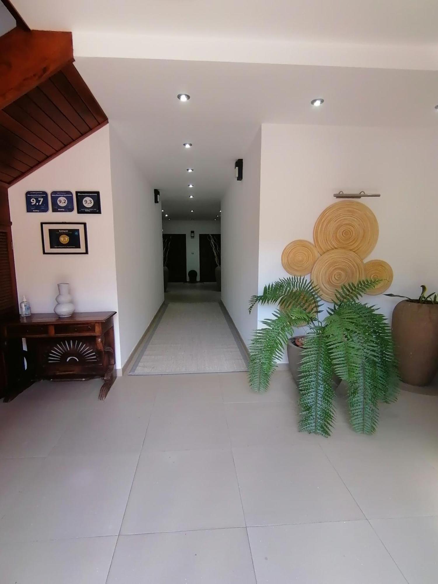 Olana Blue - Beachfront Apartment Rivière Noire Εξωτερικό φωτογραφία