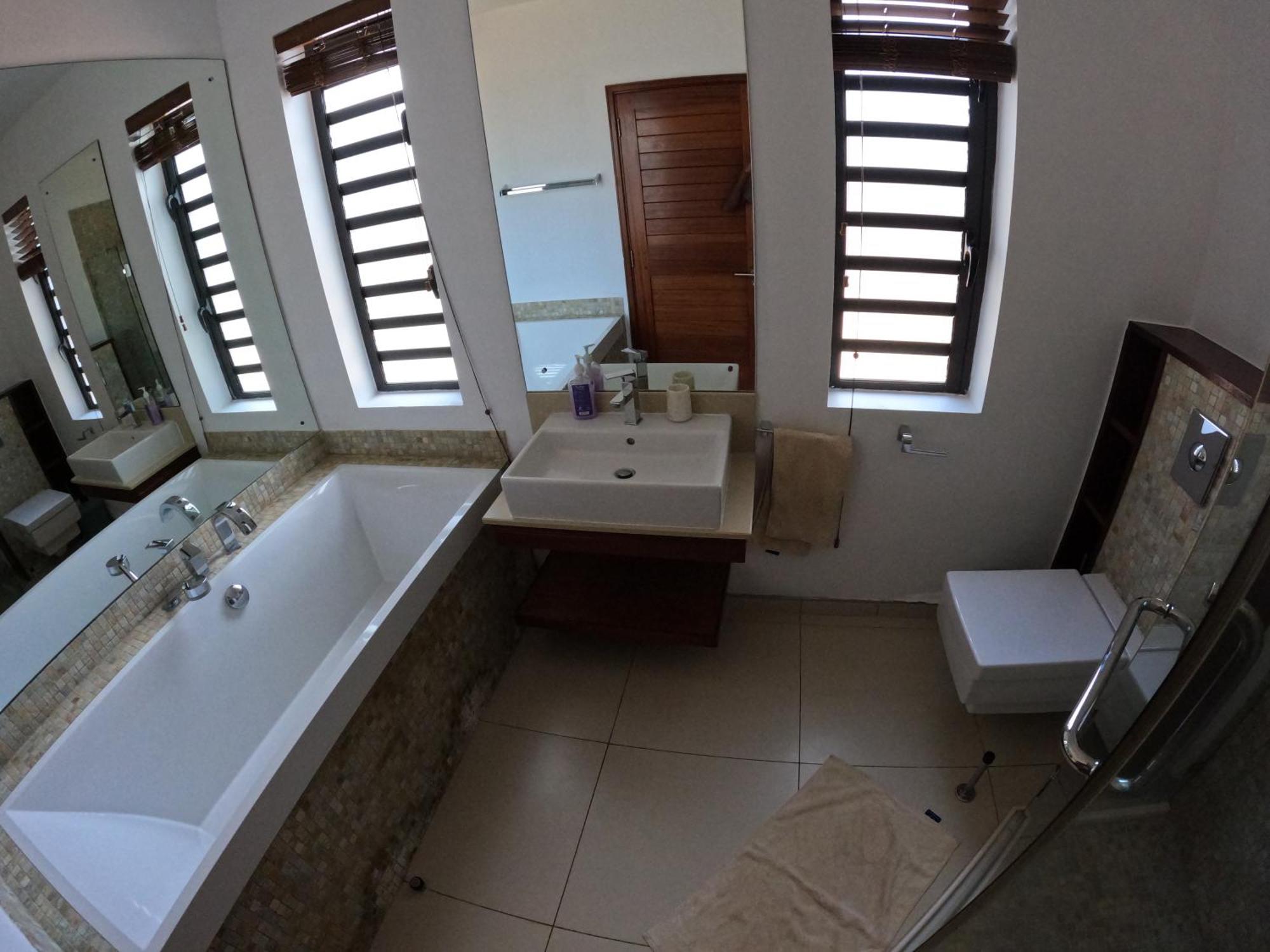 Olana Blue - Beachfront Apartment Rivière Noire Εξωτερικό φωτογραφία