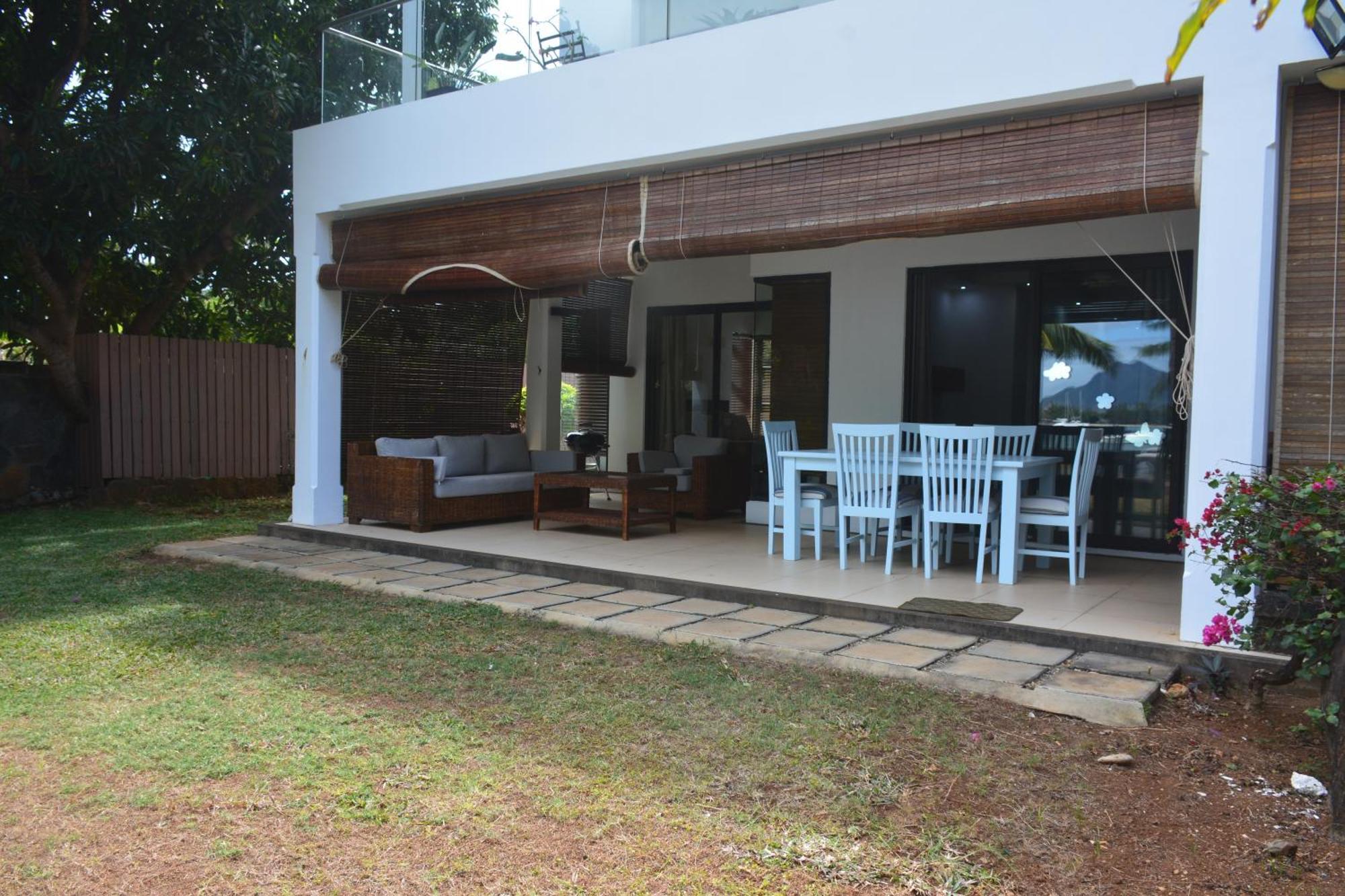 Olana Blue - Beachfront Apartment Rivière Noire Εξωτερικό φωτογραφία